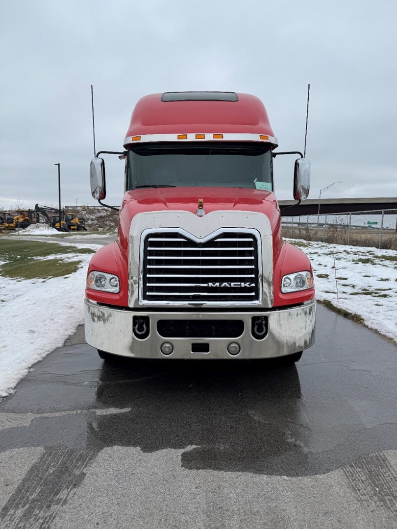 2018 MACK CXU613 - USED TRUCKS SLEEPER - image 2